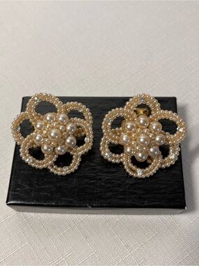 Vintage Elegant Cream Pearl Floral Clip-On Earrings. Amazing!